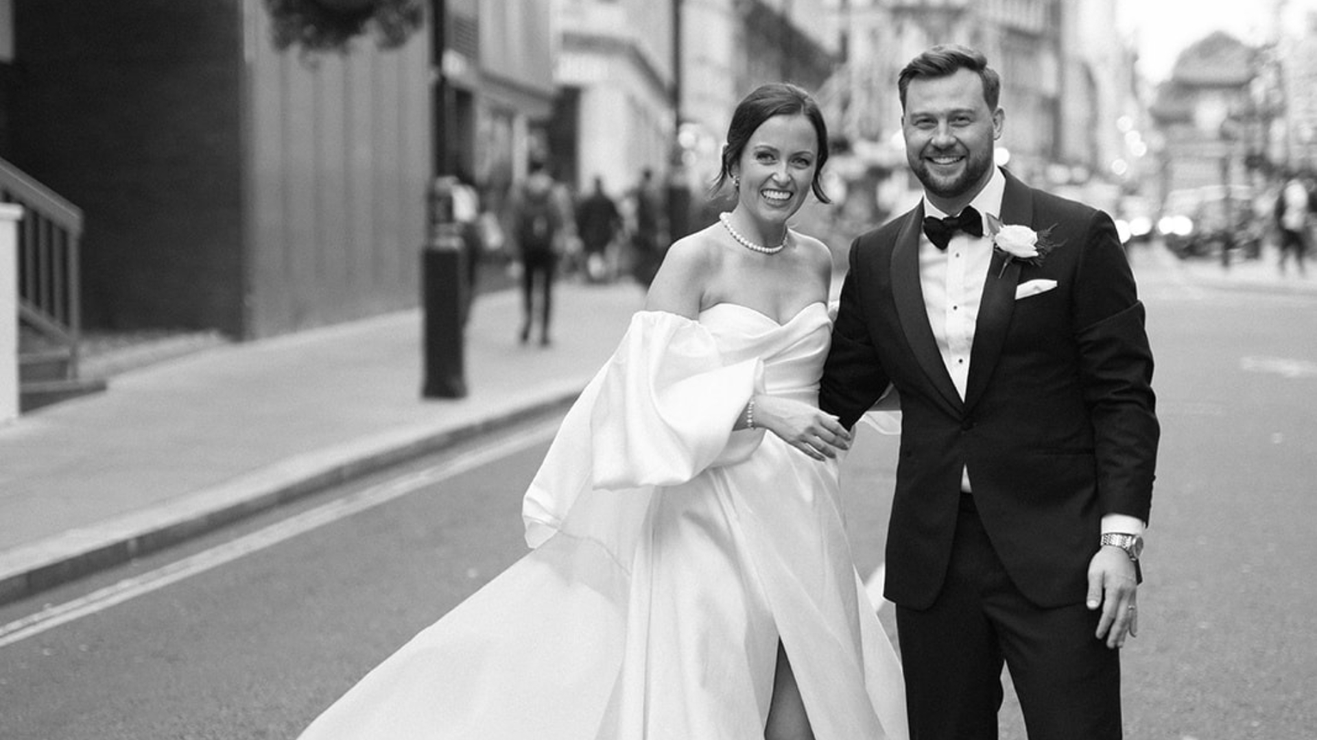 HOW TO POSE FOR YOUR WEDDING PHOTOGRAPHS