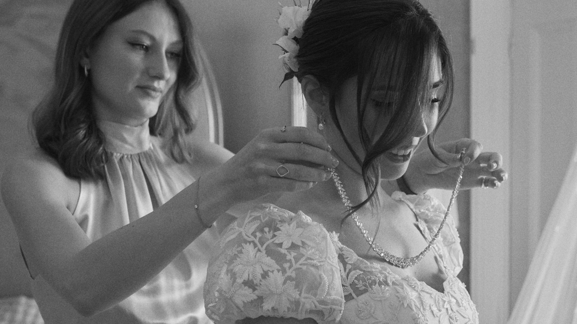 WHAT IS THE ROLE OF A BRIDESMAID