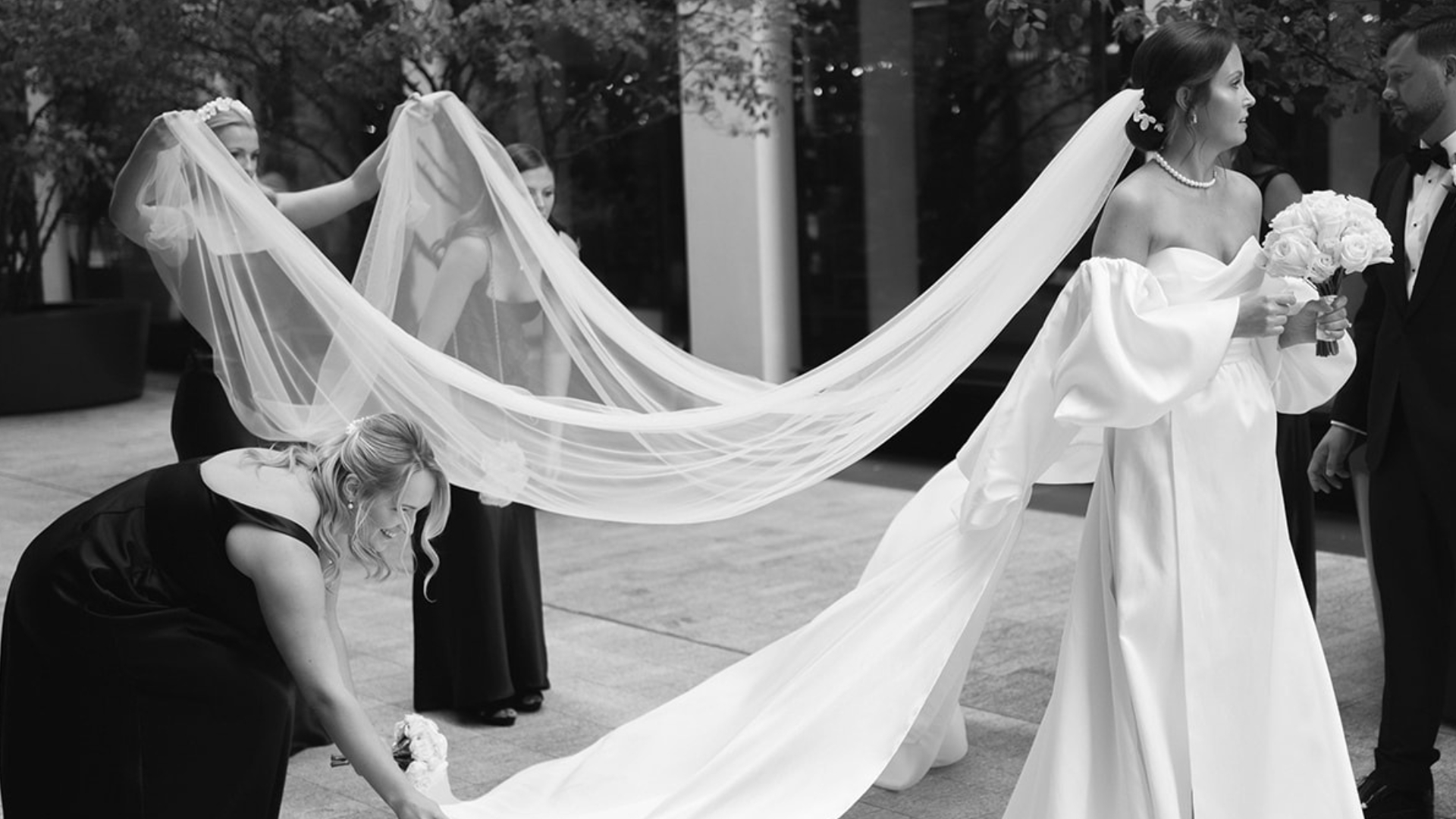 WHAT IS THE ROLE OF A BRIDESMAID